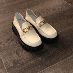 Lattelier leather loafers with chain